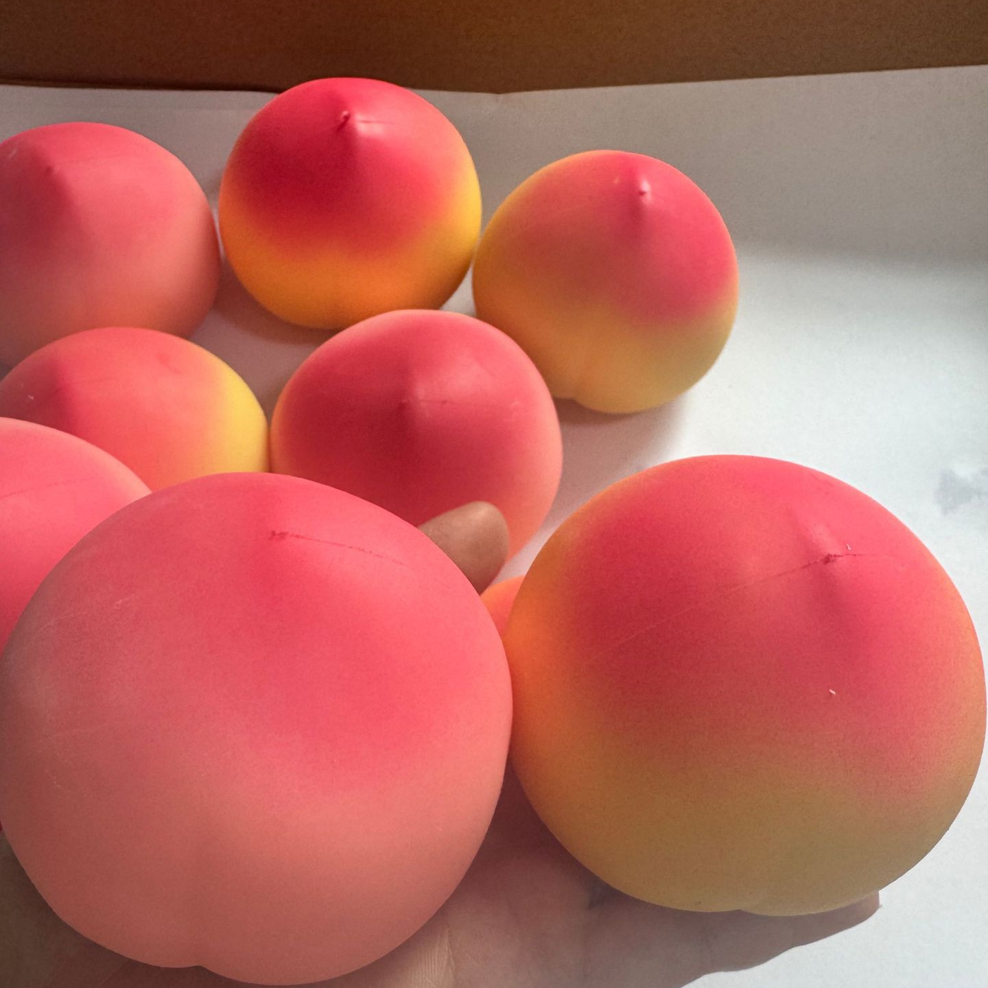 サクサク音がするピーチフルーツスクイーズ玩具 – 大人向けの - Party Games For Adults And Kids のレビューと価格